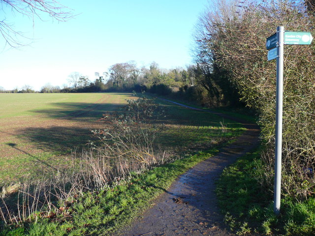 A footpath sign for the Garden City Greenway beside a field at Queenswood Drive, Hitchin